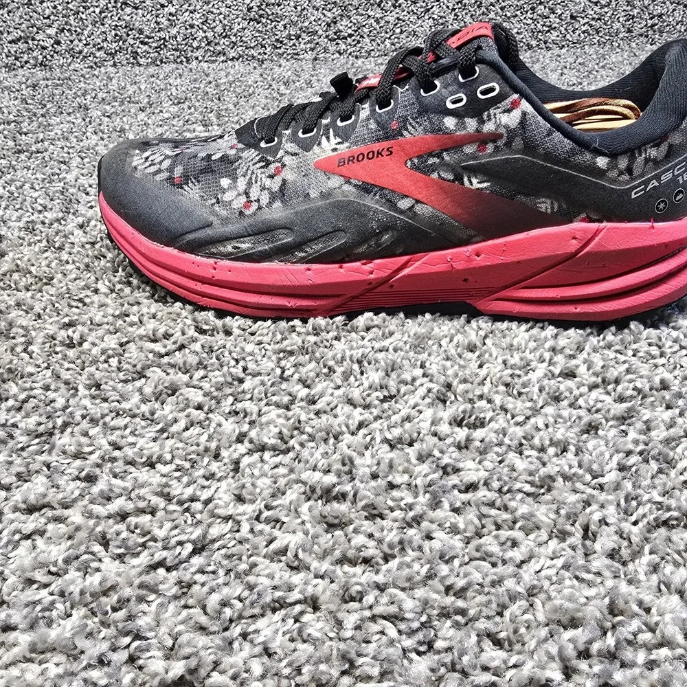 Brooks Cascadia 16 Louie Gong Sasquatch Shoes Mens 9.5 Gray Floral Trail Running